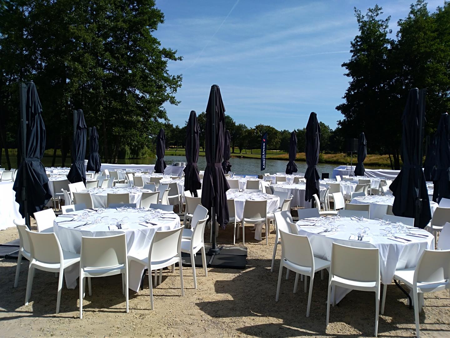 Location de table et chaise AMS Locations 01280 https://www.ams-locations.com