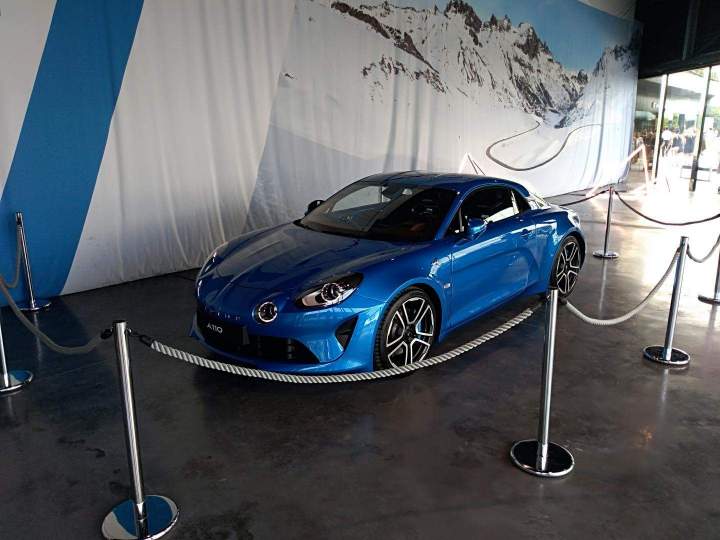 Coloris disponible : rouge, gris, bleu électrique, noir et bordeaux.