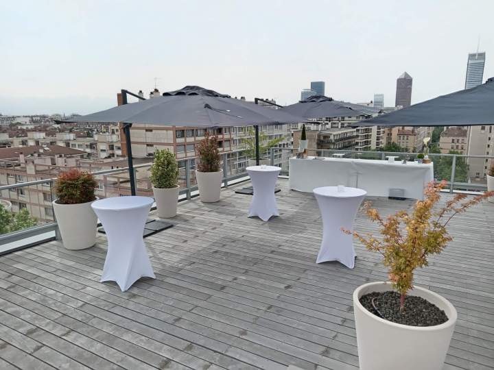 Mange debout et tables hautes