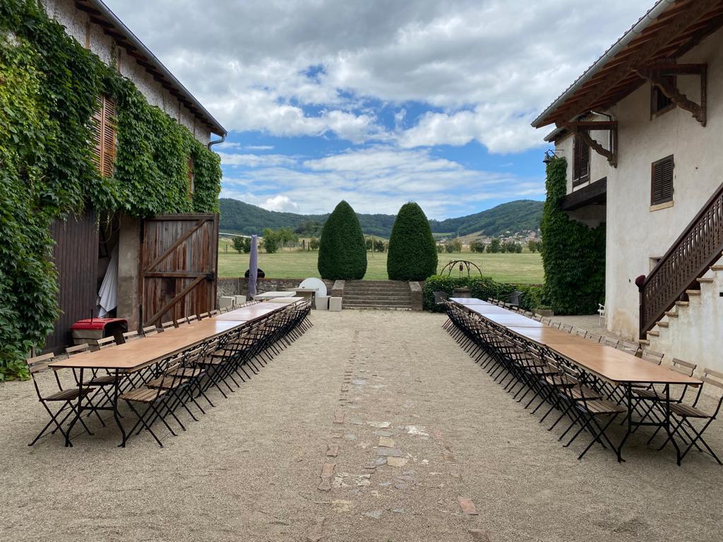 Location de mobilier en bois réception AMS Locations 69130 https://www.ams-locations.com